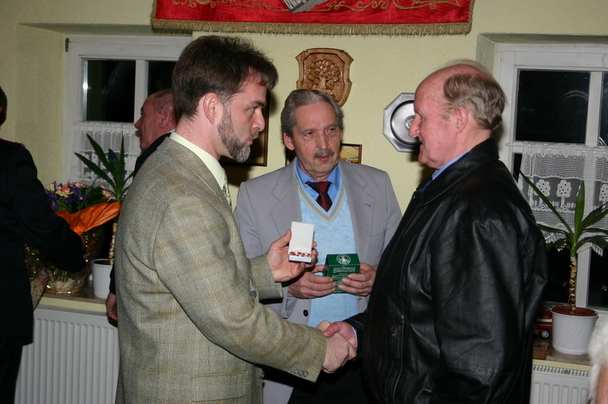 Landrat Zanker beglückwünscht Winfried Oberthüre für 50 Jahre Dienst in der Feuerwehr