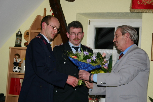 Bürgermeister Dienemann überreicht den Jugendfeuerwehrwarten einen Blumenstrauß