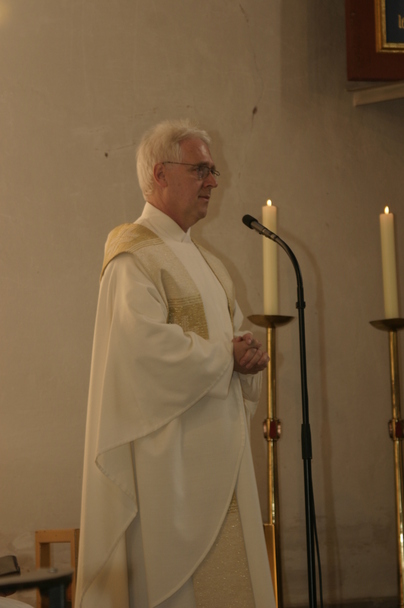 Pfarrer Lothar Förster lauscht der Ansprache