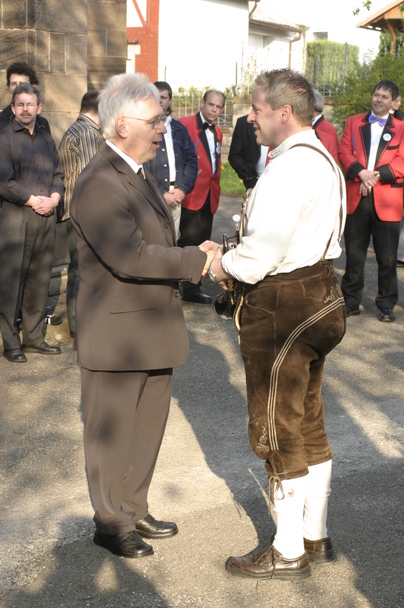 Der Chef der Zackerländer bedankt sich bei Pfarrer Lothar Förster für die vergangenen Jahre