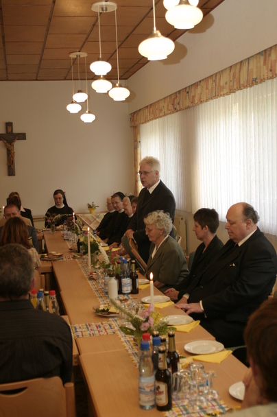 Gedeckte Tafel im Pfarrheim - Pfarrer Förster und die Pfarrer der Region
