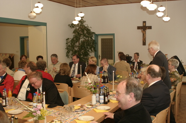 Gedeckte Tafel im Pfarrheim - Pfarrer Förster und die Pfarrer der Region