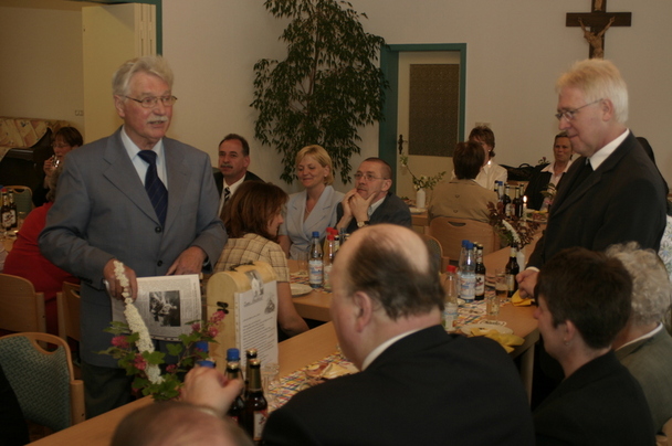 Willi Tasch überbringt ein Abschiedsgeschenk