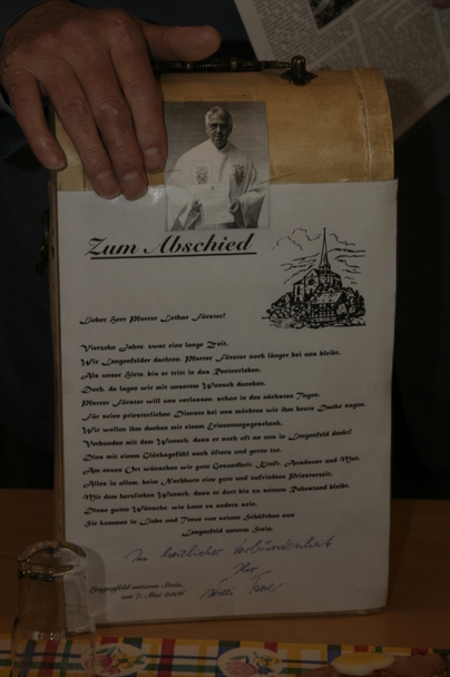 Willi Tasch überbringt ein Abschiedsgeschenk - Detailansicht