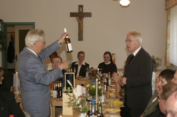 Willi Tasch überbringt ein Abschiedsgeschenk