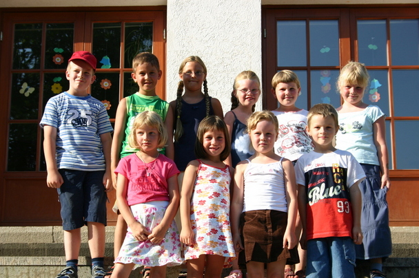 Gruppenfoto vor dem Kindergarten
