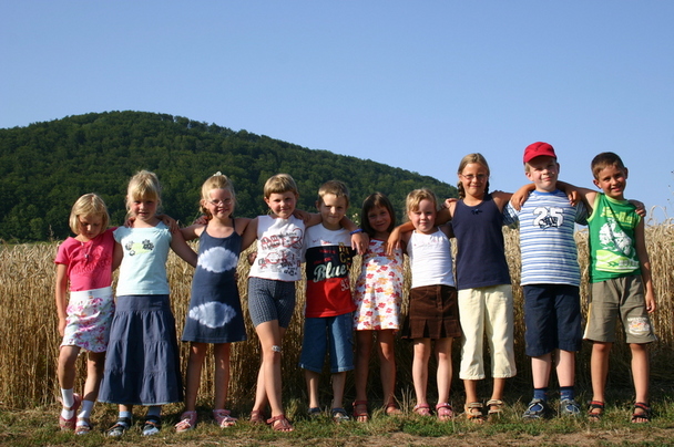 Gruppenfoto vor dem Weizenfeld mit Blick auf den Dünberg