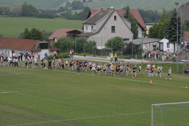 Erste Runde um den Sportplatz