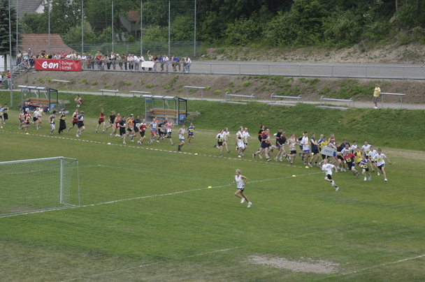 Erste Runde um den Sportplatz