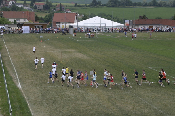 Erste Runde um den Sportplatz