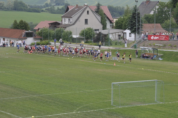 Die erste Runde des Laufs führt um den Sportplatz