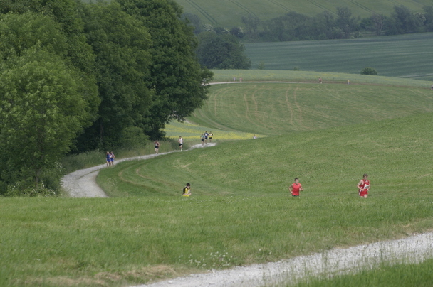 Die ersten Läufer erklimmen den Anstieg zum Keudelstein