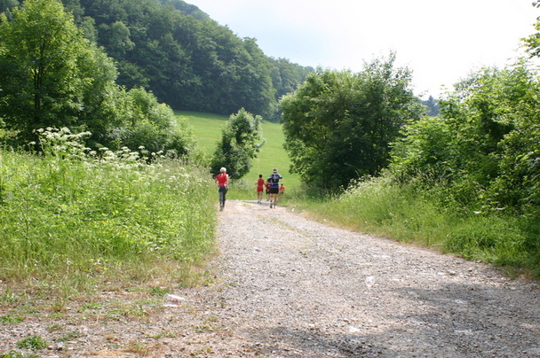Nachdem das Feld vorbeigezogen ist, bleiben viele Becher auf dem Weg liegen