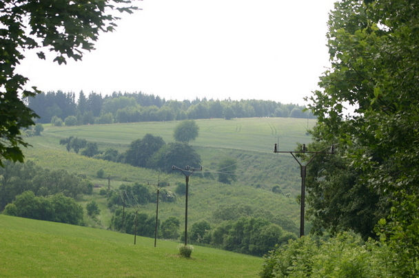 Blick zum Grenzstreifen, wo einige Läufer laufen