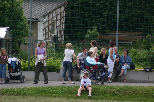 Rund um den Sportplatz waren Zuschauer versammelt