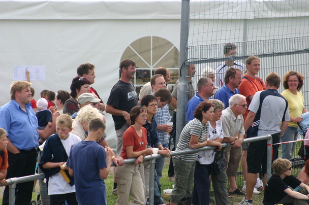 Weitere Zuschauer auf dem Sportplatz