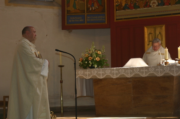 Pfarrer Bolle und Dechant Jakobi am Altar