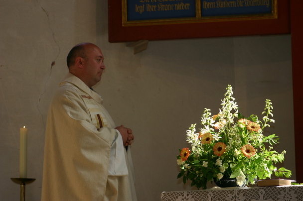 Pfarrer Bolle wendet sich dem Altar zu