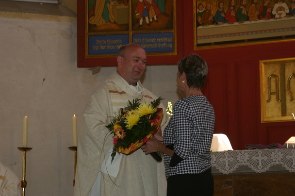 Rita Wehenkel vom Kirchenvorstand begrüßt den neuen Pfarrer 