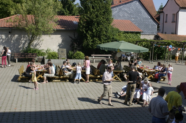 Blick von der Treppe auf den Schulhof