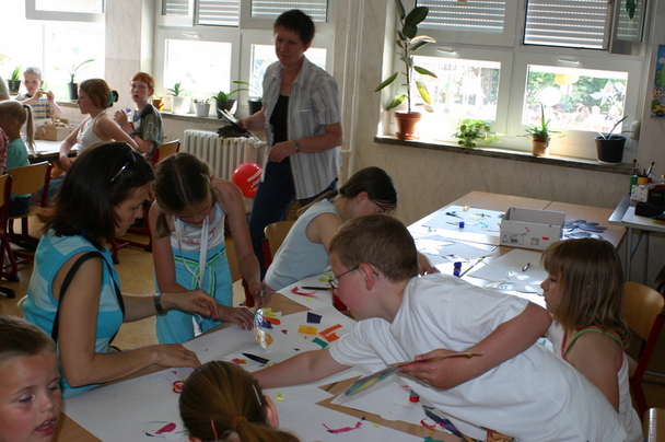 Kinder basteln im Klassenzimmer