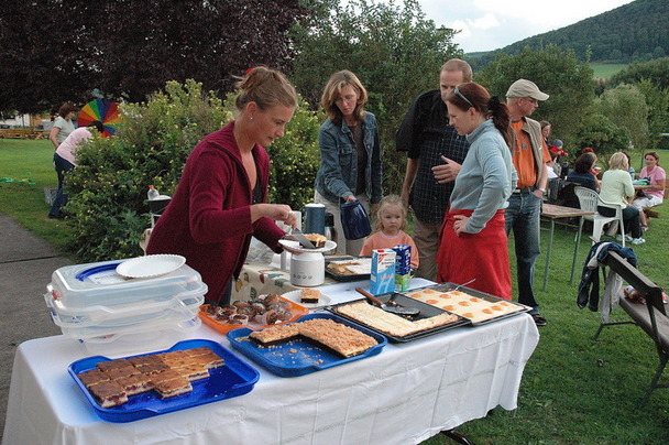 Die Frauen des Schwimmbadvereins hatten Kuchen gebacken
