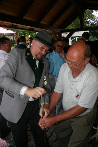 Gerhard König hilft beim Stopfen der Winchester