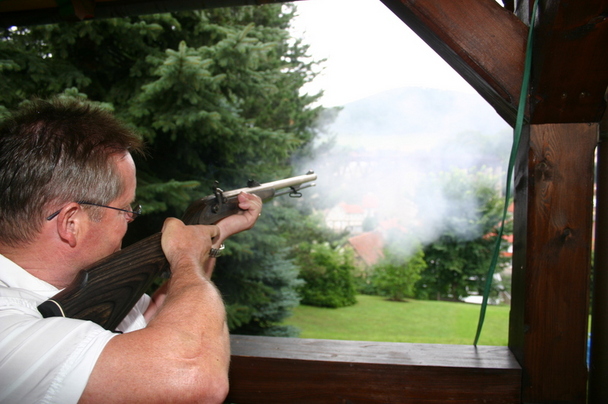 Dem Vater des Gastgebers, Hubert Steinwachs, gebührt der zweite Schuss