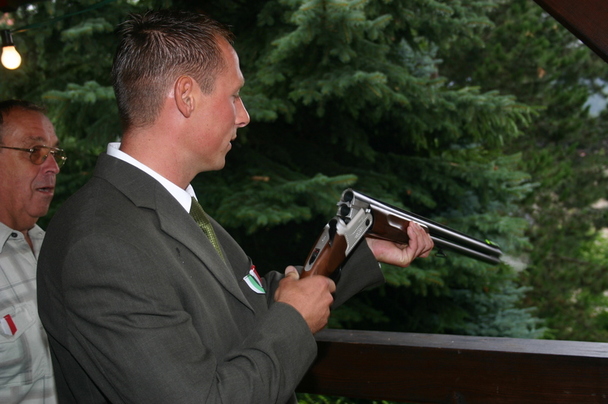 Brando prüft den Ladezustand der Winchester