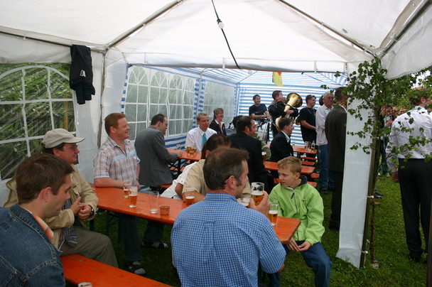 Ein aufgestellter Pavillon bietet Schutz vor dem Regen