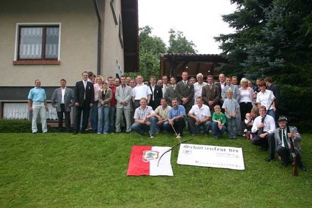 Gruppenbild vor dem Haus des Gastgebers