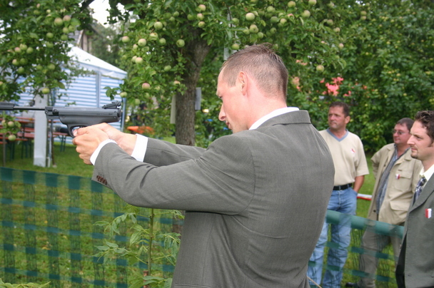 Brando beim Schießen mit der Pistole