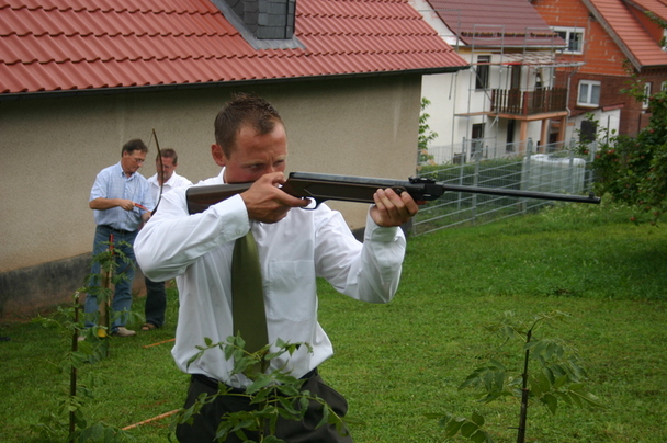 Brando beim Gewehrschießen