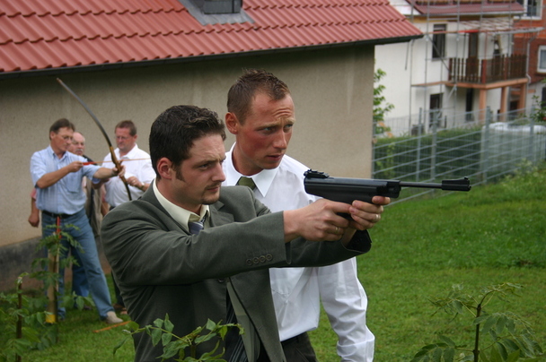 Jens Goslar lässt sich von Brando ins Pistolenschießen einweisen