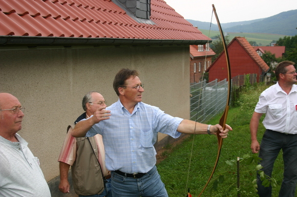 Karl-Josef Hardegen beim Bogenschießen