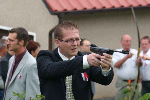 Jens Jagoda beim Schießen mit Pistole