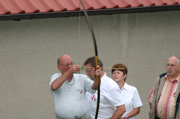 Gerhard König beim Bogenschießen