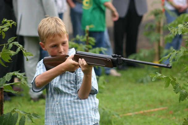 Auch die kleinsten durften mit dem Luftgewehr schießen
