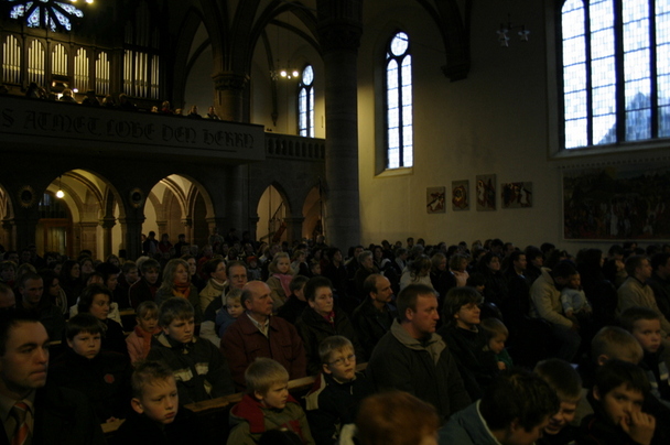 Voll besetzte Kirche