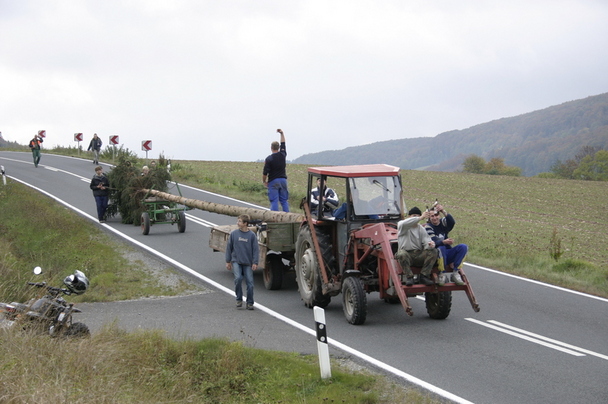 2006-10-21 - Samstag - Holen u. Aufstellen der Kirmestanne