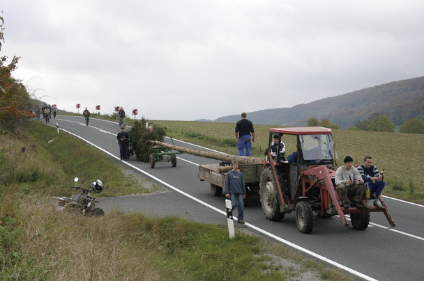 2006-10-21 - Samstag - Holen u. Aufstellen der Kirmestanne