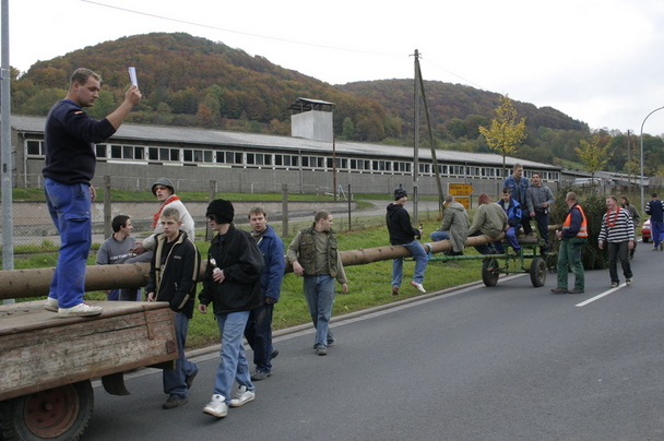 2006-10-21 - Samstag - Holen u. Aufstellen der Kirmestanne