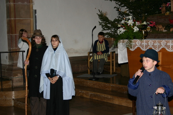 Maria und Josef gehen zum Stall