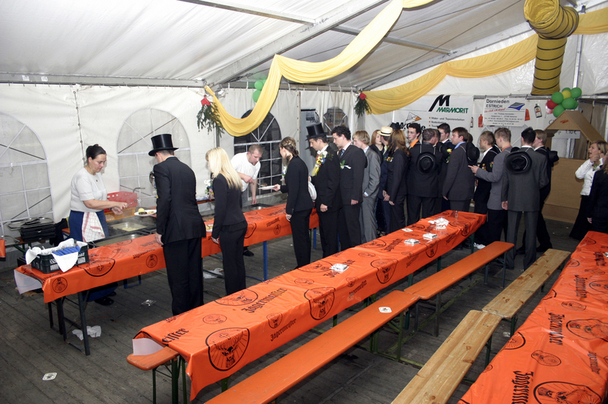 2006-10-23 - Montag - Festessen im Zelt