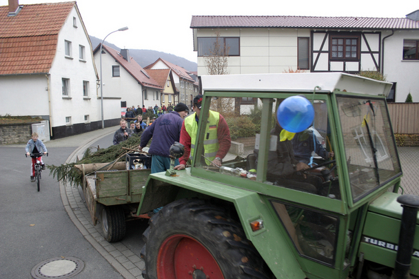 Holen und Aufstellen der Kirmestanne