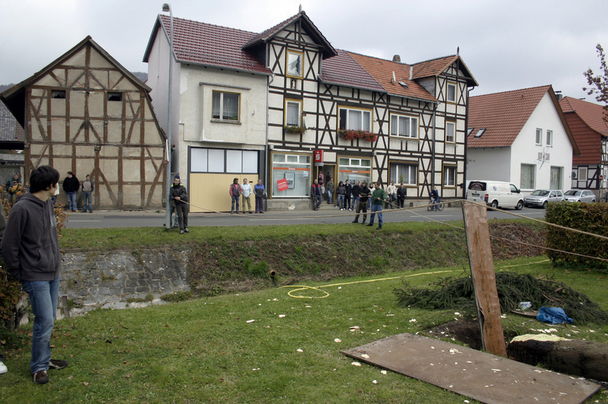 Holen und Aufstellen der Kirmestanne
