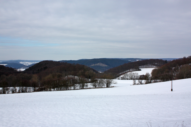 Winterlicher Blick zu den Wiesen und Feldern des Keudelsteins