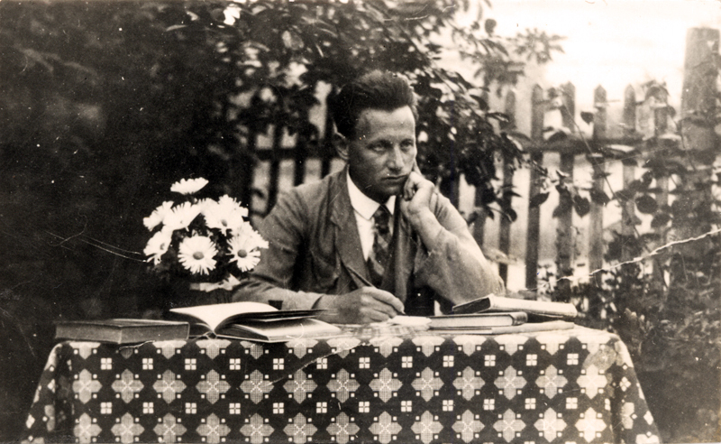 Adam Richwien am Tisch