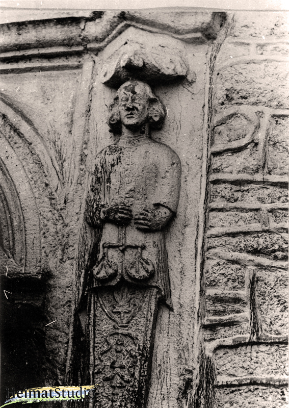 Die Portalfiguren auf dem Gutshof Keudelstein