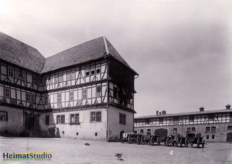 Keudelstein - Blick zum Innenhof mit landwirtschaftlichen Wagen